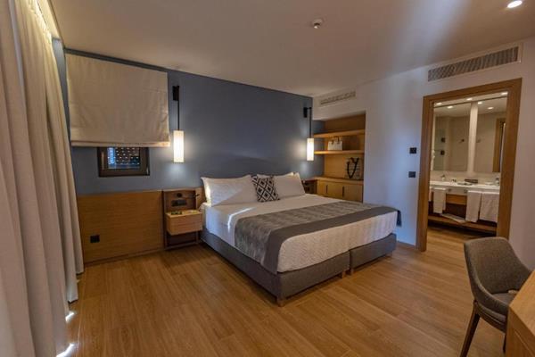Apollonion Asterias resort - pogled na francuski ležaj iz drugog ugla.jpg