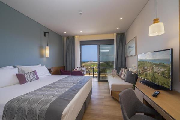 Apollonion Asterias resort - pogled na francuski ležaj.jpg