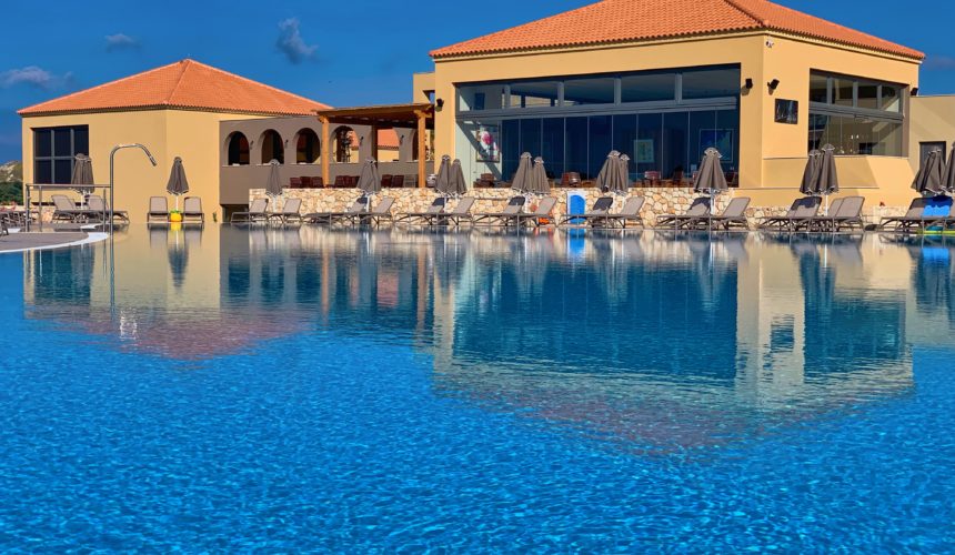 Apollonion Asterias resort - pogled na muzičlki bar pored bazena.jpeg