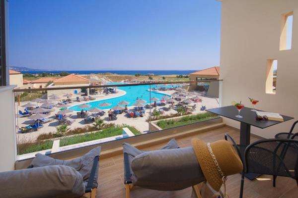 Apollonion Asterias resort - pogled sa balkona na bazen.jpg