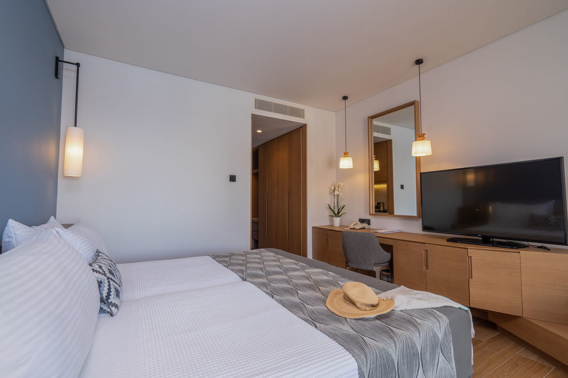 Apollonion Asterias resort - premium family - pogled na TV.jpg
