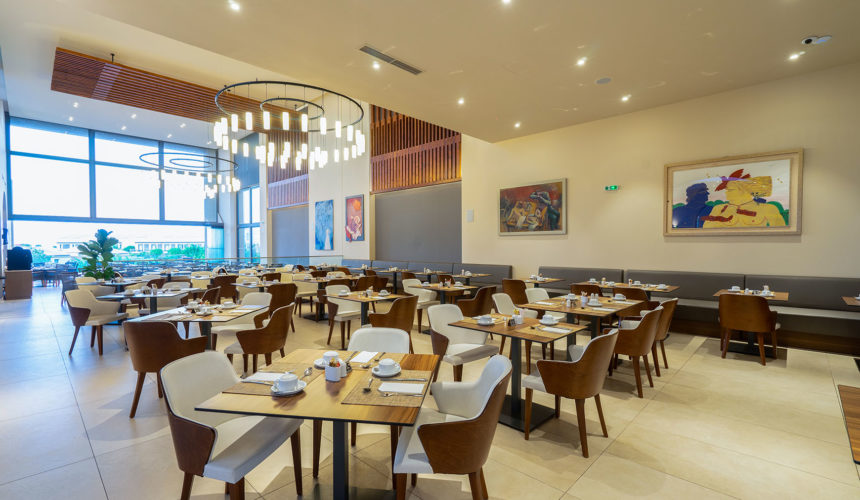 Apollonion Asterias resort - stolovi i stolice u restoranu za sasmoposluživanje.jpg