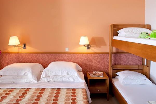 Cephalonia Palace - ležajevi na sprat.jpg