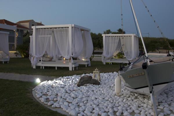 Cephalonia Palace - ležaljke sa baldahinom na plaži.jpg