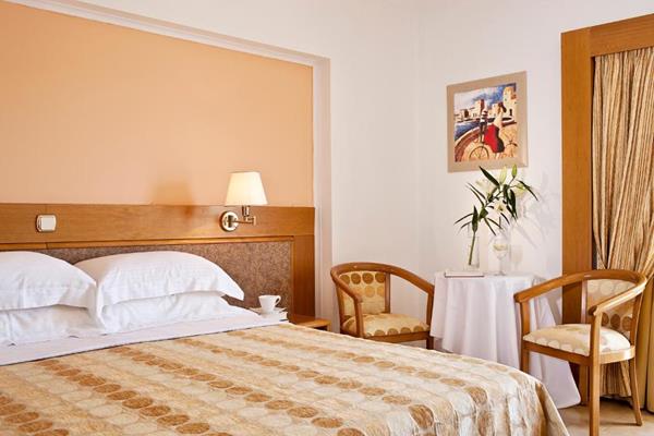 Cephalonia Palace - pogled na francuski ležaj.jpg
