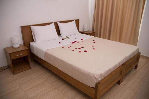 Star Paradise Hotel - detalji na francuskom ležaju.jpg