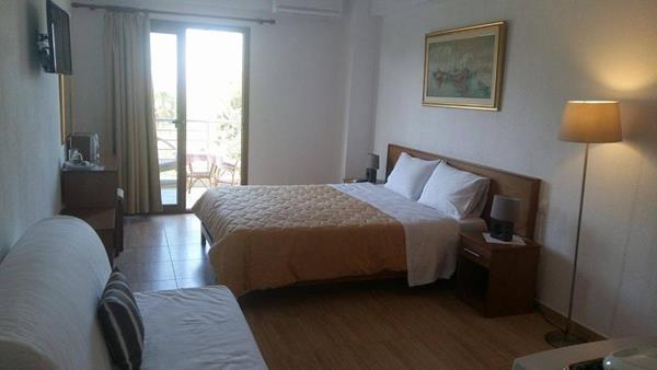 Star Paradise Hotel - francuski ležaj iz drugog ugla.jpg