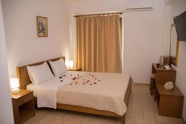 Star Paradise Hotel - francuski ležaj.jpg