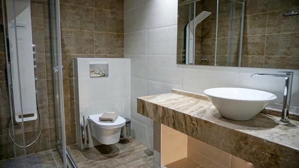 Agnes Deluxe Hotel - kupatilo.jpg