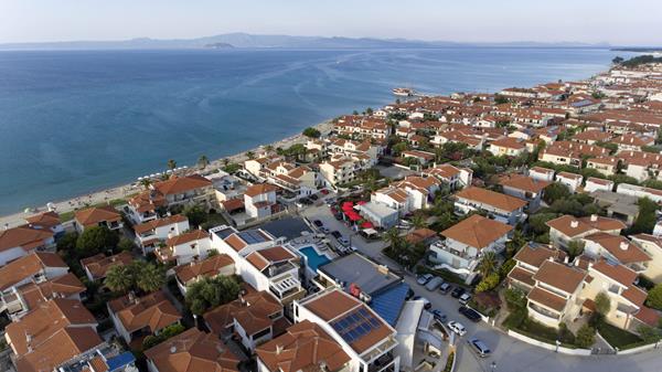 Agnes Deluxe Hotel - pogled na Pefkohori iz drona.jpg