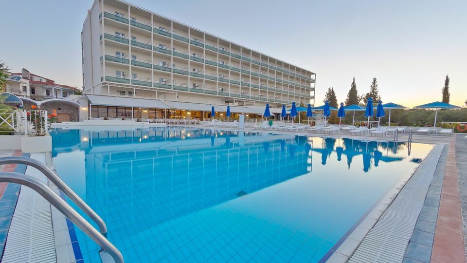 Palmariva Beach Hotel - bazen.jpg