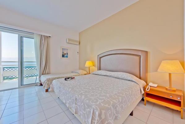 Palmariva Beach Hotel - francuski lezaj.jpg