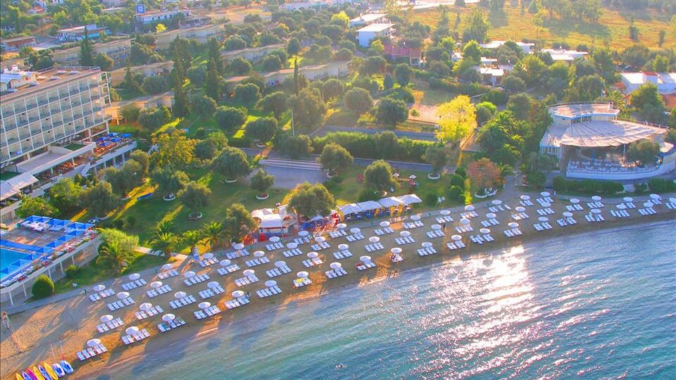 Palmariva Beach Hotel - plaza.jpg