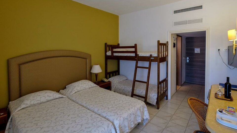 Palmariva Beach Hotel - pogled na lezajeve sobe.jpg
