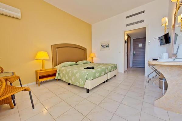 Palmariva Beach Hotel - pogled na lezajeve.jpg