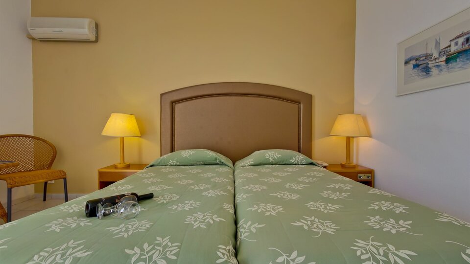 Palmariva Beach Hotel - single lezajevi.jpg