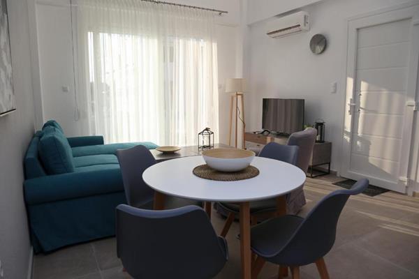 Costa Ofrynio Thalassa Complex - deo za sedenje iz drugog ugla.jpg