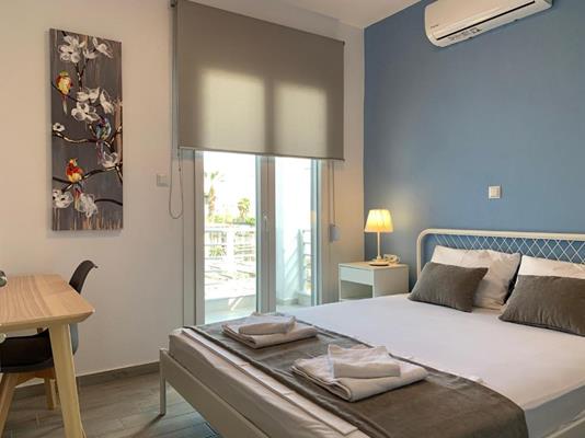 Costa Ofrynio Thalassa Complex - pogled na francuski ležaj.jpg