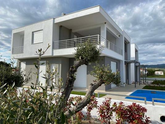 Costa Ofrynio Thalassa Complex - pogled na objekat i bazen iz drugog ugla.jpg