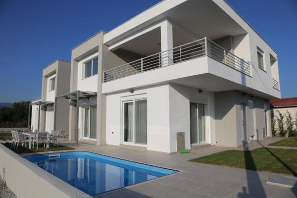 Costa Ofrynio Thalassa Complex - pogled na objekat i bazen.jpg