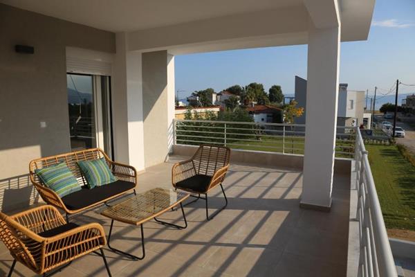 Costa Ofrynio Thalassa Complex - sto i stolice ba terasi hotela.jpg