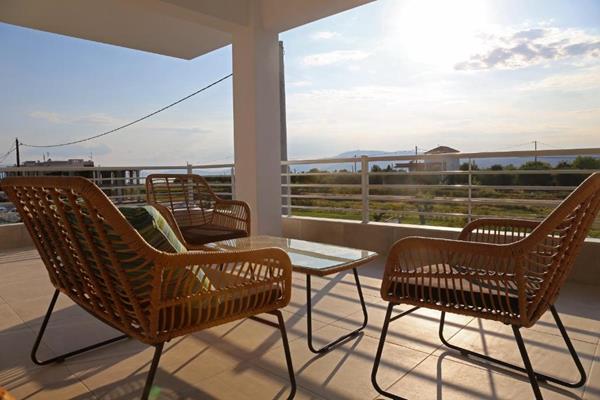 Costa Ofrynio Thalassa Complex - sto i stolice na balkonu hotela iz drugog ugla.jpg
