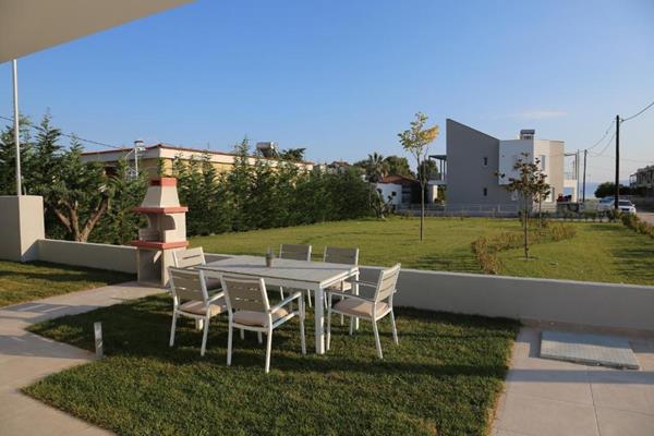 Costa Ofrynio Thalassa Complex - stolovi i stolice u bašti hotela.jpg