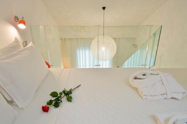 Perantzada Hotel - francuski ležaj na spratu.jpg