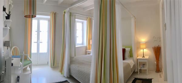 Perantzada Hotel - francuski lkežaj sa baldahinom.jpg