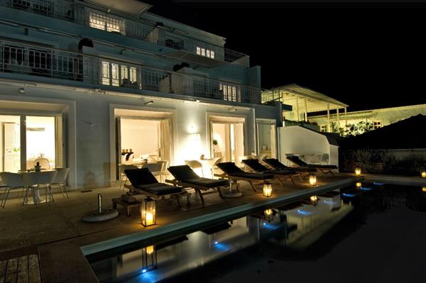 Perantzada Hotel - izgled objekta noću.jpg