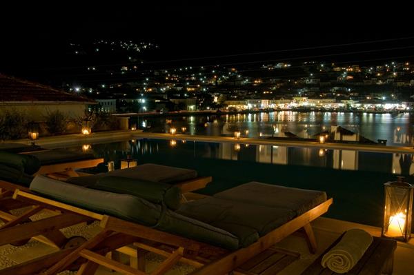 Perantzada Hotel - ležaljke pored bazena noću.jpg