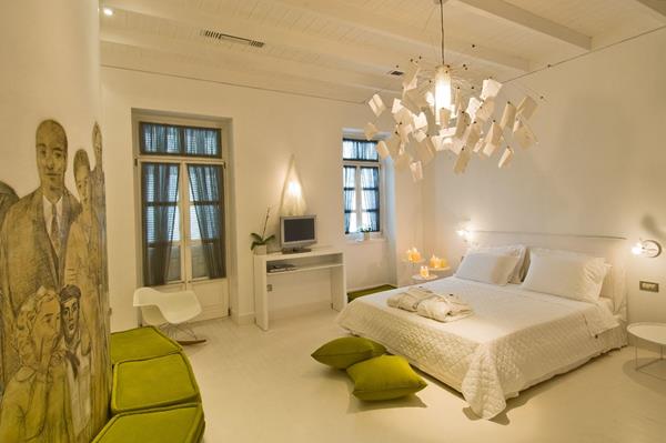 Perantzada Hotel - pogled na francuski ležaj.jpg