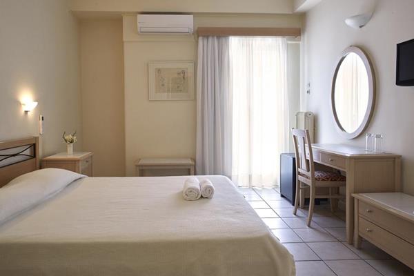 Mentor hotel - pogled na francuski ležaj iz drugog ugla.jpg