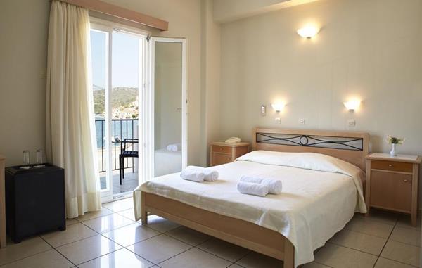 Mentor hotel - pogled na francuski ležaj.jpg