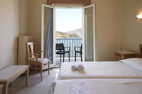 Mentor hotel - pogled na more iz sobe.jpg