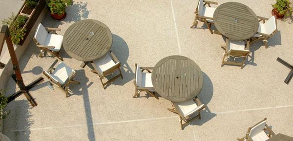 Mentor hotel - stolovi i stolice na terasi hotela.jpg
