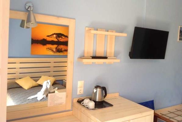 Nostos Hotel - odraz u ogledalu.jpg