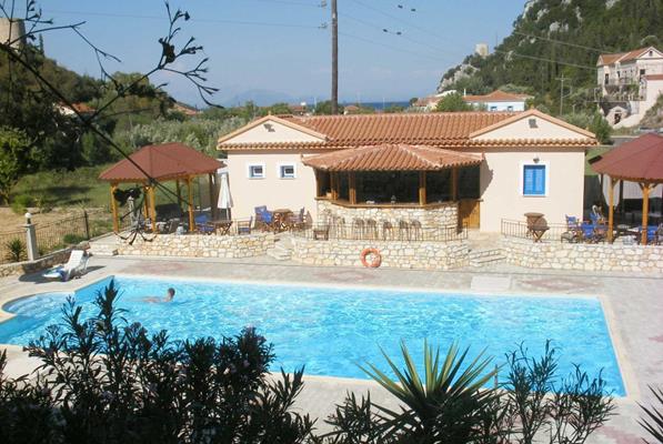 Nostos Hotel - pogled na bazen iz drugog ugla.jpg