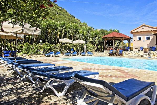 Nostos Hotel - pogled na bazen.jpg