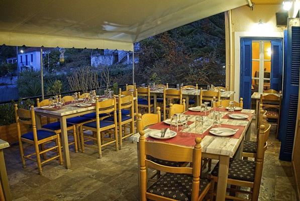 Nostos Hotel - sto i stolice.jpg