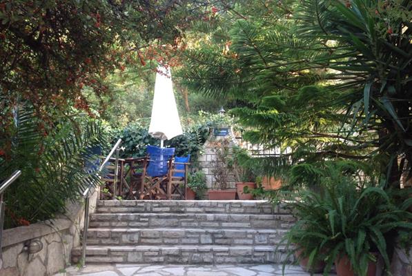 Nostos Hotel - terasa hotela.jpg