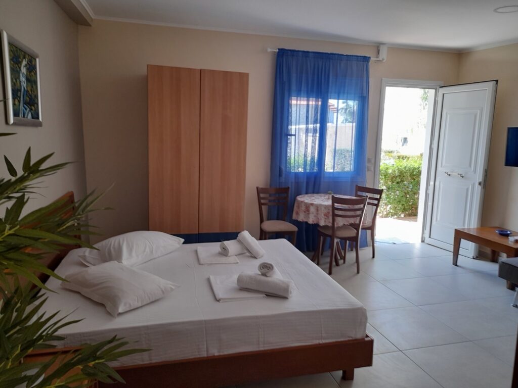 Golden-Residence-Resort-Hotel-Porodicni-apartman-pogled-basta.jpg