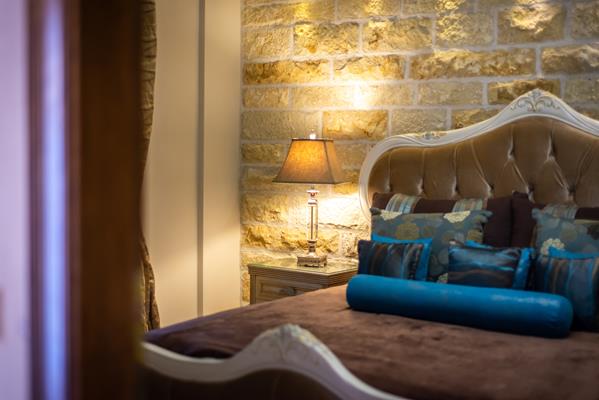 Achtis Hotel - francuski ležaj - iz drugog ugla.jpg