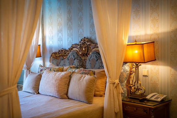 Achtis Hotel - francuski ležaj sa baldahinom.jpg