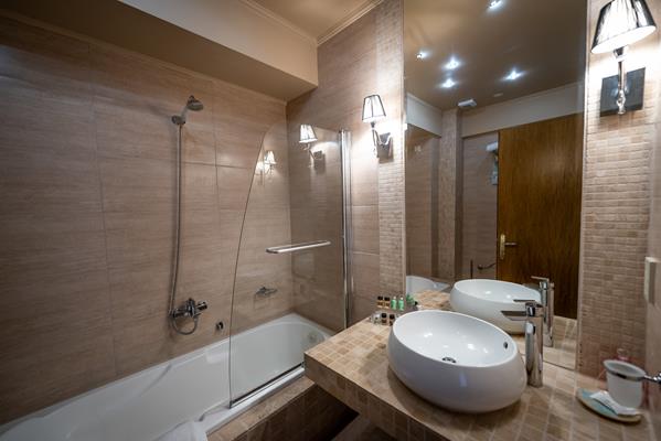 Achtis Hotel - kupatilo iz drugog ugla.jpg
