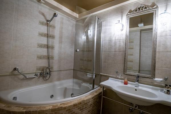 Achtis Hotel - kupatilo u junior apartmanu.jpg