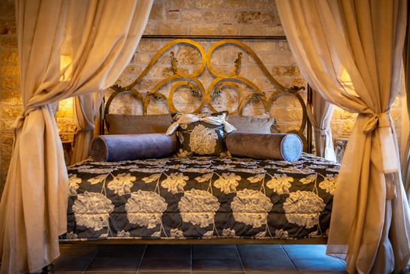Achtis Hotel - pogled na francuski ležaj sa baldahinom.jpg