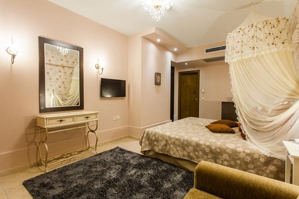 Achtis Hotel - pogled na francuski ležaj.jpg
