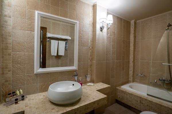 Achtis Hotel - pogled na kupatilo.jpg