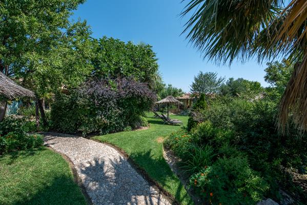 Achtis Hotel - staza u bašti hotela iz drugog ugla.jpg